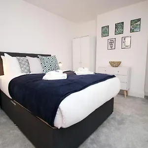 Charming 2-bed Escape In Vibrant Apartment